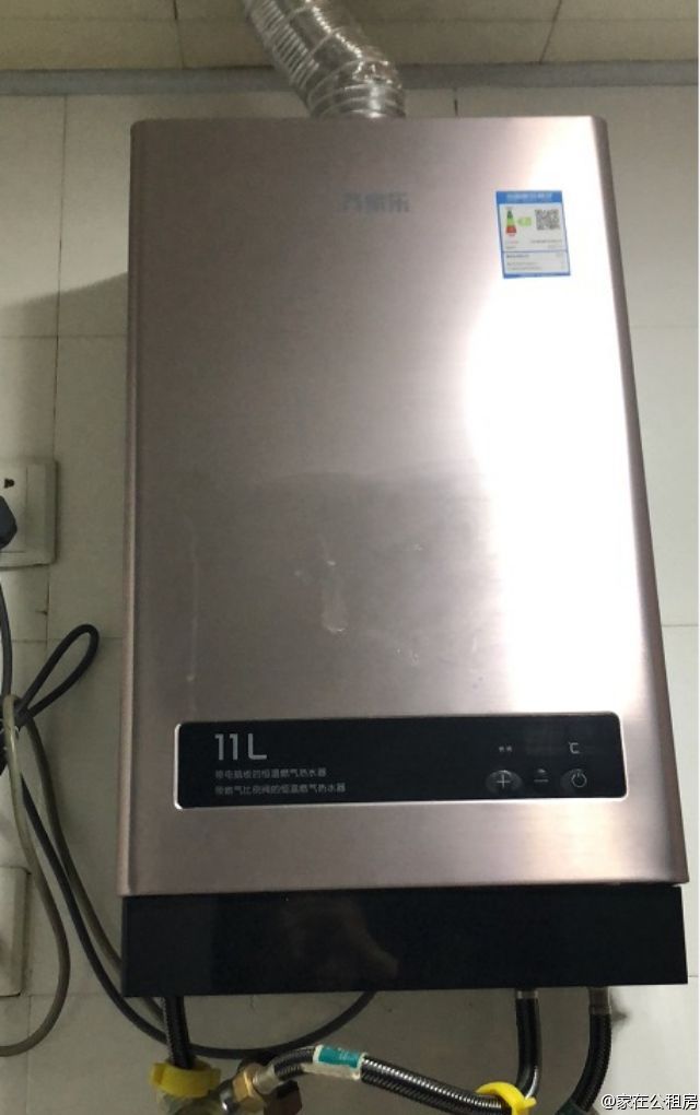 两江名居e区8栋一室一厅退租,床和衣柜订做的买成4800,床宽1.